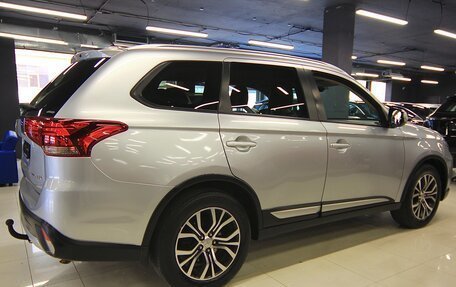 Mitsubishi Outlander III рестайлинг 3, 2016 год, 1 699 000 рублей, 4 фотография