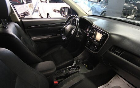 Mitsubishi Outlander III рестайлинг 3, 2016 год, 1 699 000 рублей, 9 фотография