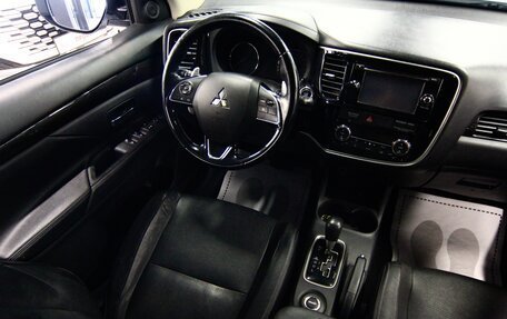 Mitsubishi Outlander III рестайлинг 3, 2016 год, 1 699 000 рублей, 13 фотография
