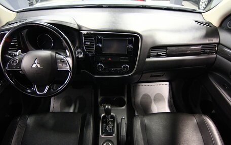 Mitsubishi Outlander III рестайлинг 3, 2016 год, 1 699 000 рублей, 12 фотография