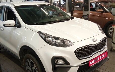 KIA Sportage IV рестайлинг, 2020 год, 1 990 000 рублей, 2 фотография