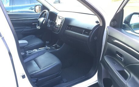Mitsubishi Outlander III рестайлинг 3, 2015 год, 1 660 000 рублей, 11 фотография