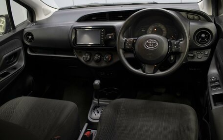 Toyota Vitz, 2019 год, 1 095 000 рублей, 6 фотография