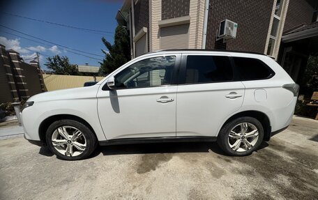 Mitsubishi Outlander III рестайлинг 3, 2013 год, 1 900 000 рублей, 2 фотография