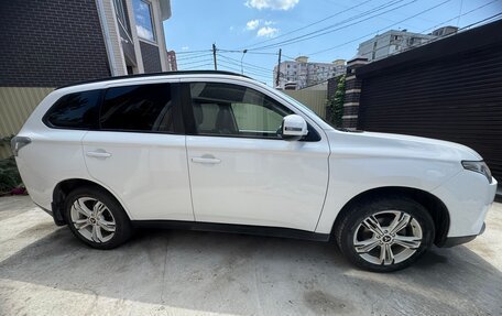 Mitsubishi Outlander III рестайлинг 3, 2013 год, 1 900 000 рублей, 5 фотография