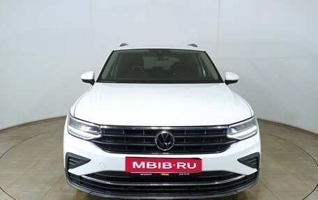 Volkswagen Tiguan II, 2021 год, 2 290 000 рублей, 2 фотография