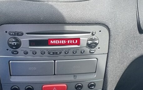 Alfa Romeo 147 I рестайлинг, 2001 год, 290 000 рублей, 3 фотография