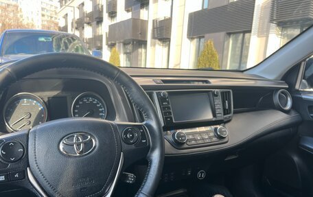 Toyota RAV4, 2017 год, 2 000 000 рублей, 2 фотография