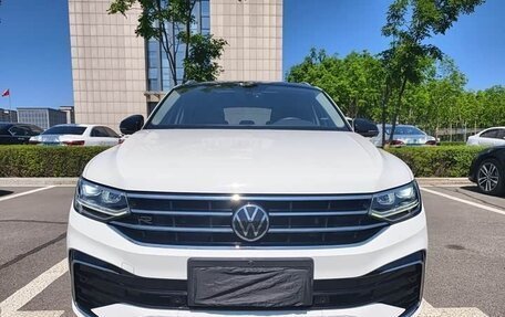 Volkswagen Tiguan II, 2021 год, 3 380 000 рублей, 2 фотография