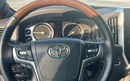 Toyota Land Cruiser 200, 2021 год, 5 866 000 рублей, 5 фотография