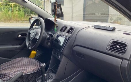 Volkswagen Polo VI (EU Market), 2011 год, 680 000 рублей, 2 фотография