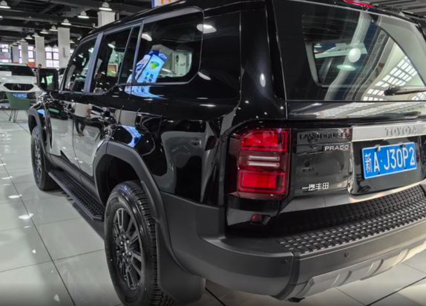 Toyota Land Cruiser Prado 150 рестайлинг 2, 2024 год, 8 870 000 рублей, 8 фотография