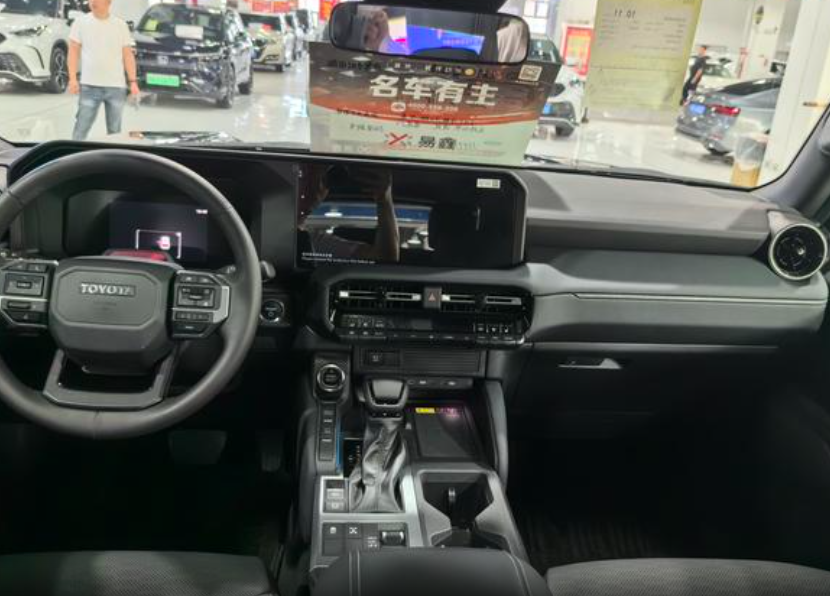 Toyota Land Cruiser Prado 150 рестайлинг 2, 2024 год, 8 870 000 рублей, 4 фотография