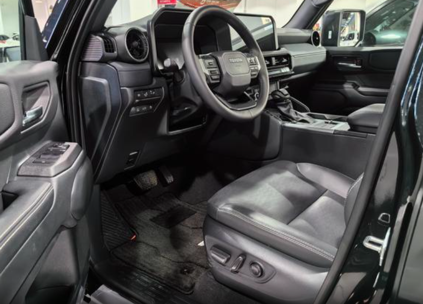 Toyota Land Cruiser Prado 150 рестайлинг 2, 2024 год, 8 870 000 рублей, 3 фотография