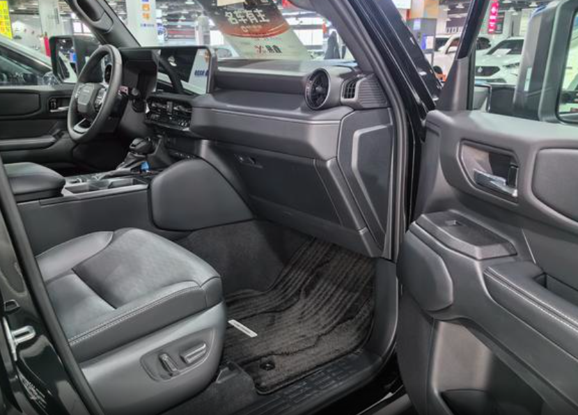 Toyota Land Cruiser Prado 150 рестайлинг 2, 2024 год, 8 870 000 рублей, 7 фотография