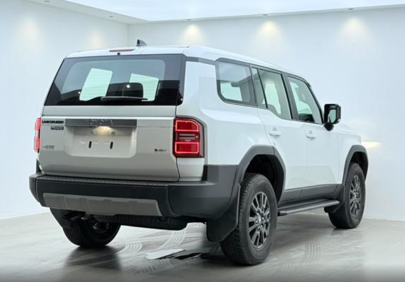 Toyota Land Cruiser Prado 150 рестайлинг 2, 2024 год, 8 950 000 рублей, 9 фотография