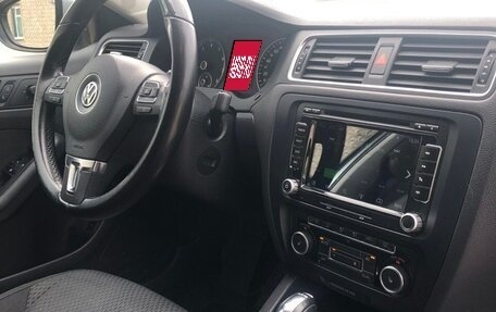 Volkswagen Jetta VI, 2011 год, 900 000 рублей, 2 фотография