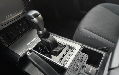 Toyota Land Cruiser Prado 150 рестайлинг 2, 2018 год, 4 299 000 рублей, 37 фотография