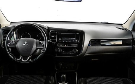 Mitsubishi Outlander III рестайлинг 3, 2020 год, 1 899 000 рублей, 10 фотография