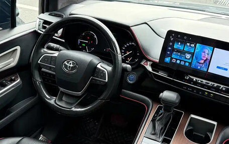 Toyota Sienna, 2021 год, 3 300 000 рублей, 7 фотография