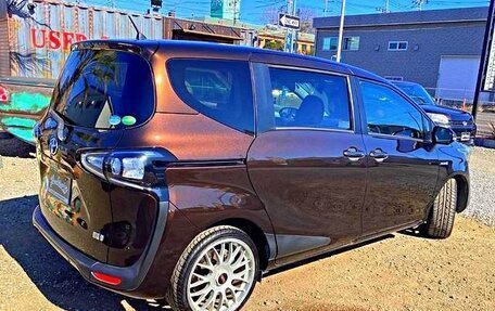 Toyota Sienta II, 2022 год, 1 200 000 рублей, 2 фотография