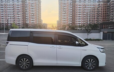 Toyota Voxy III, 2017 год, 2 000 000 рублей, 4 фотография