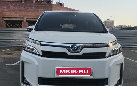 Toyota Voxy III, 2017 год, 2 000 000 рублей, 2 фотография