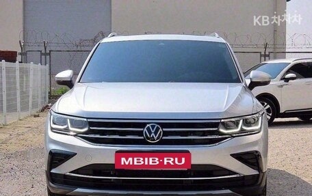 Volkswagen Tiguan II, 2022 год, 1 980 000 рублей, 2 фотография