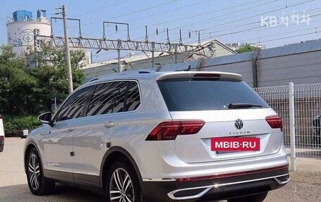 Volkswagen Tiguan II, 2022 год, 1 980 000 рублей, 3 фотография