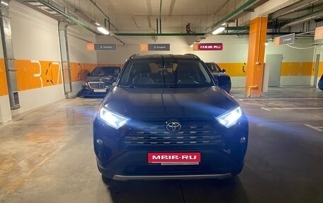 Toyota RAV4, 2022 год, 4 000 000 рублей, 1 фотография