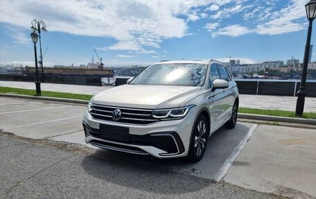 Volkswagen Tiguan II, 2021 год, 4 280 000 рублей, 2 фотография