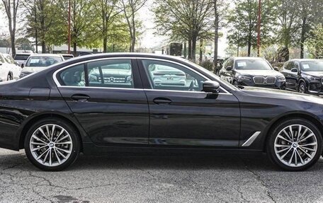 BMW 5 серия, 2022 год, 5 890 000 рублей, 2 фотография
