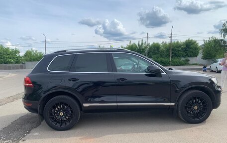 Volkswagen Touareg III, 2011 год, 1 750 000 рублей, 2 фотография