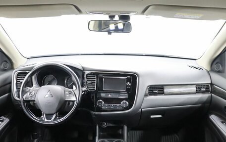Mitsubishi Outlander III рестайлинг 3, 2016 год, 1 979 000 рублей, 11 фотография