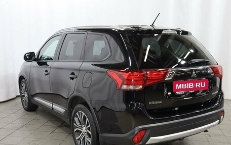 Mitsubishi Outlander III рестайлинг 3, 2016 год, 1 979 000 рублей, 6 фотография