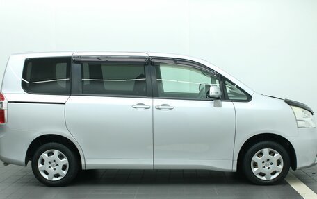 Toyota Noah III, 2008 год, 1 345 000 рублей, 11 фотография