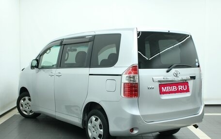 Toyota Noah III, 2008 год, 1 345 000 рублей, 12 фотография