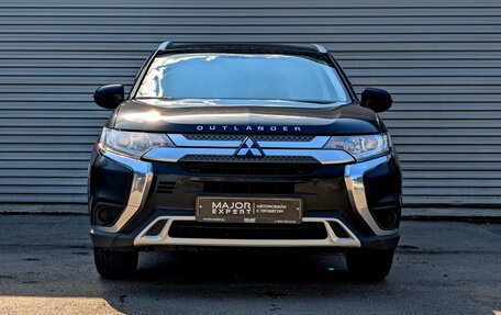 Mitsubishi Outlander III рестайлинг 3, 2020 год, 1 995 000 рублей, 2 фотография