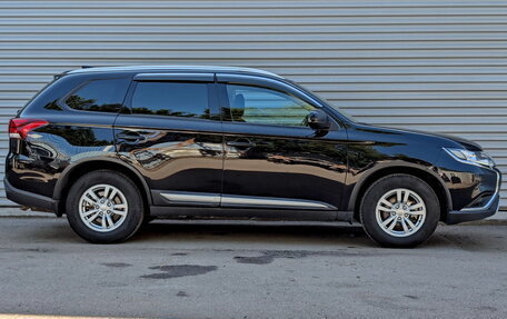 Mitsubishi Outlander III рестайлинг 3, 2020 год, 1 995 000 рублей, 4 фотография