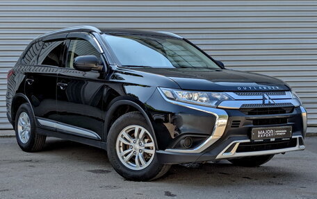Mitsubishi Outlander III рестайлинг 3, 2020 год, 1 995 000 рублей, 3 фотография