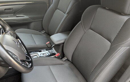 Mitsubishi Outlander III рестайлинг 3, 2020 год, 1 995 000 рублей, 20 фотография
