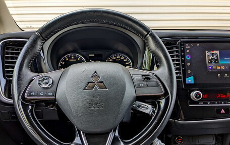 Mitsubishi Outlander III рестайлинг 3, 2020 год, 1 995 000 рублей, 21 фотография