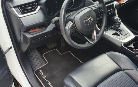 Toyota RAV4, 2019 год, 3 800 000 рублей, 15 фотография