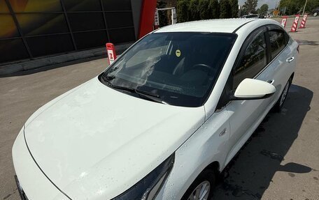 Hyundai Solaris II рестайлинг, 2017 год, 1 050 000 рублей, 1 фотография