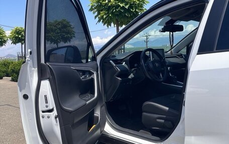 Toyota RAV4, 2020 год, 3 650 000 рублей, 4 фотография