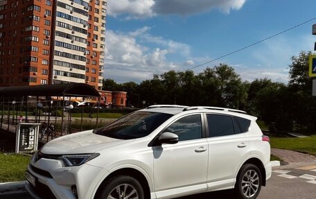 Toyota RAV4, 2017 год, 3 000 000 рублей, 8 фотография