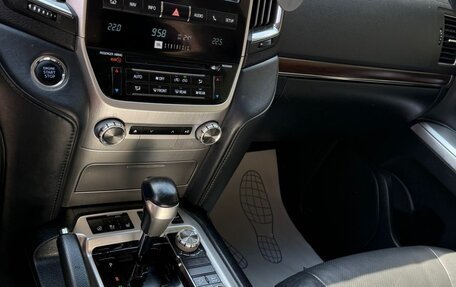 Toyota Land Cruiser 200, 2019 год, 6 750 000 рублей, 2 фотография