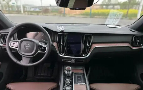 Volvo V60 II, 2022 год, 3 280 080 рублей, 2 фотография