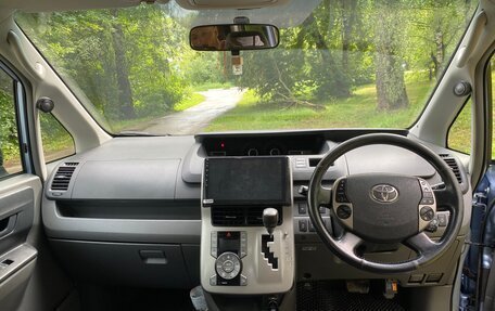 Toyota Voxy II, 2008 год, 1 180 000 рублей, 9 фотография
