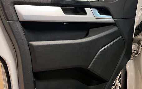Volkswagen Multivan T6 рестайлинг, 2018 год, 4 500 000 рублей, 21 фотография